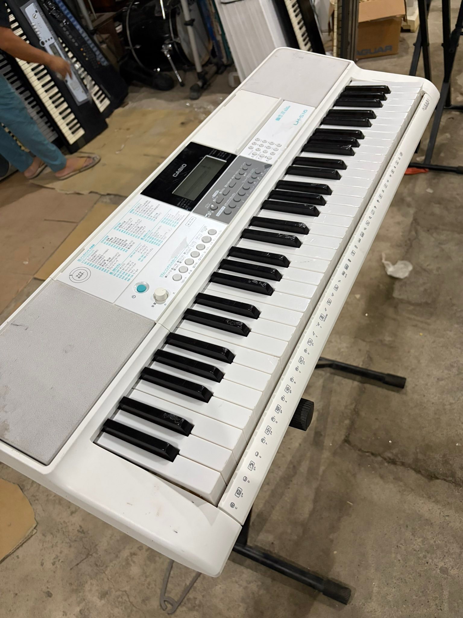 Casio LK-516 7,500 only Key Features: Keys: 61 full-size, touch