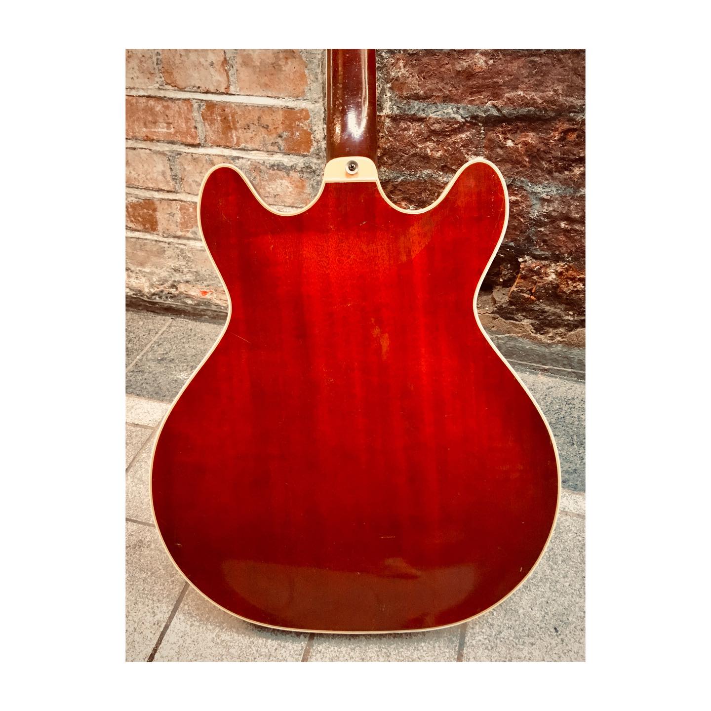 Underrated vintage classic of the week !! 1974 Guild Starfire in