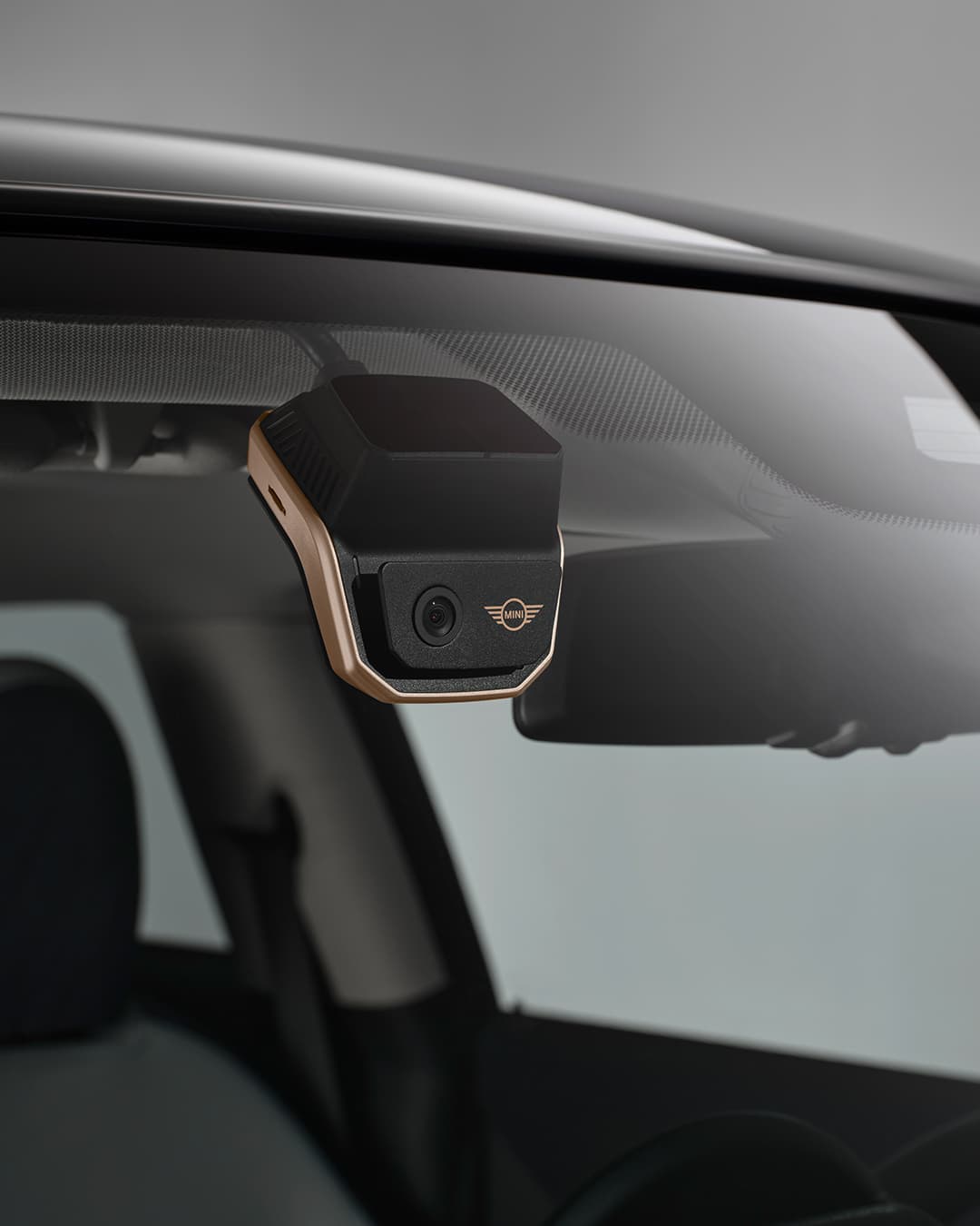We've got your back. With the MINI Advanced Car Eye 3.1, you'll