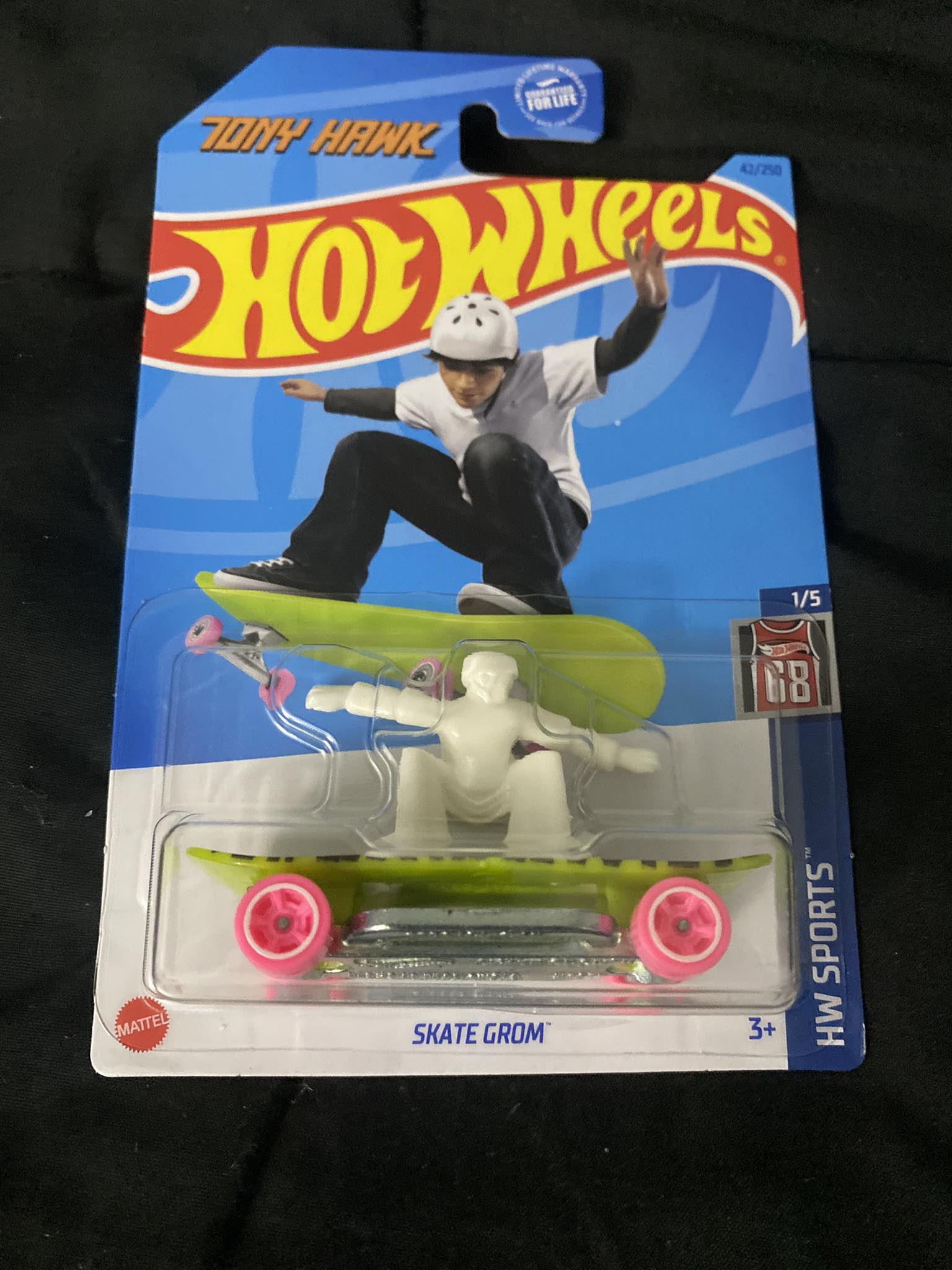 Hot Wheels Skate Tony Hawk Transforming Skate Bus with 1 Exclusive