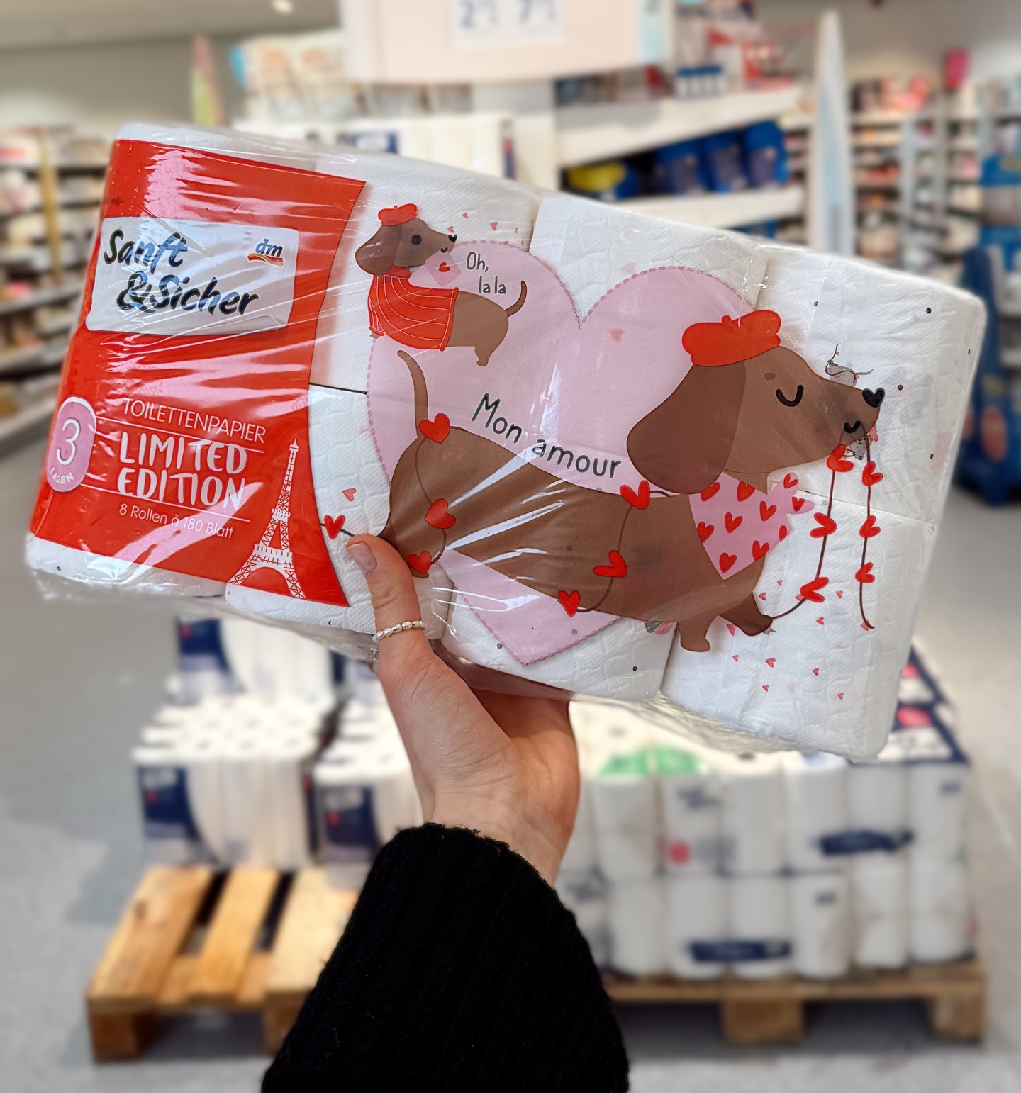 Oh là là, schaut mal her! Unser lieber Dackel präsentiert sich jetzt ganz im Parisian Chic – mit Baskenmütze, süßen Herzen und ganz viel amour 🐶🎀❤️🇫🇷 Sanft & Sicher hat es nämlich