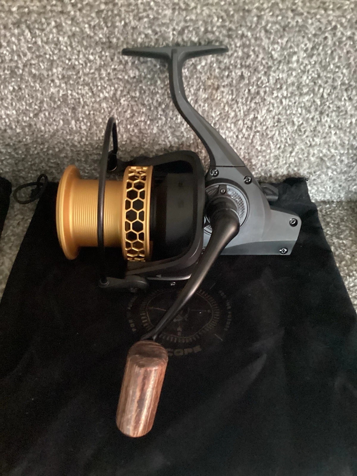patagonia nylon bag 32L Black Hole Pack Berry Fig winding reel Power:Crank The material maintains its HOOK FISH AND CHICKEN