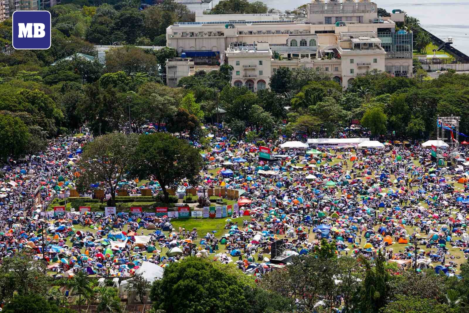 MANILA - Members of the Iglesia Ni Cristo (INC) pitch tents and gather ...