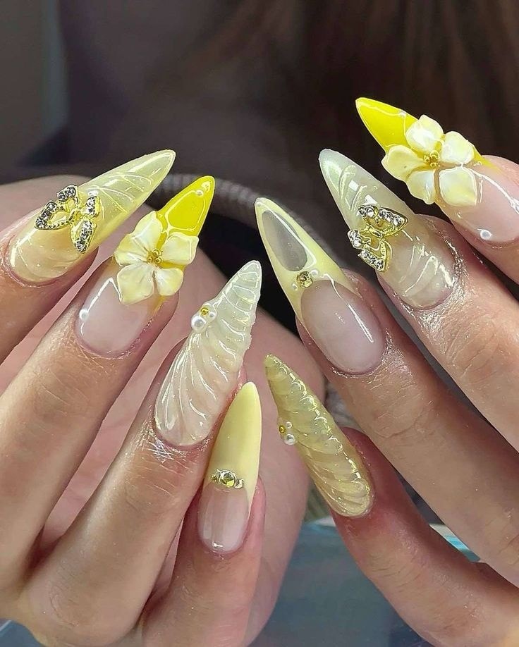 🍋 Soft yellow tips & delicate florals — the perfect little touch