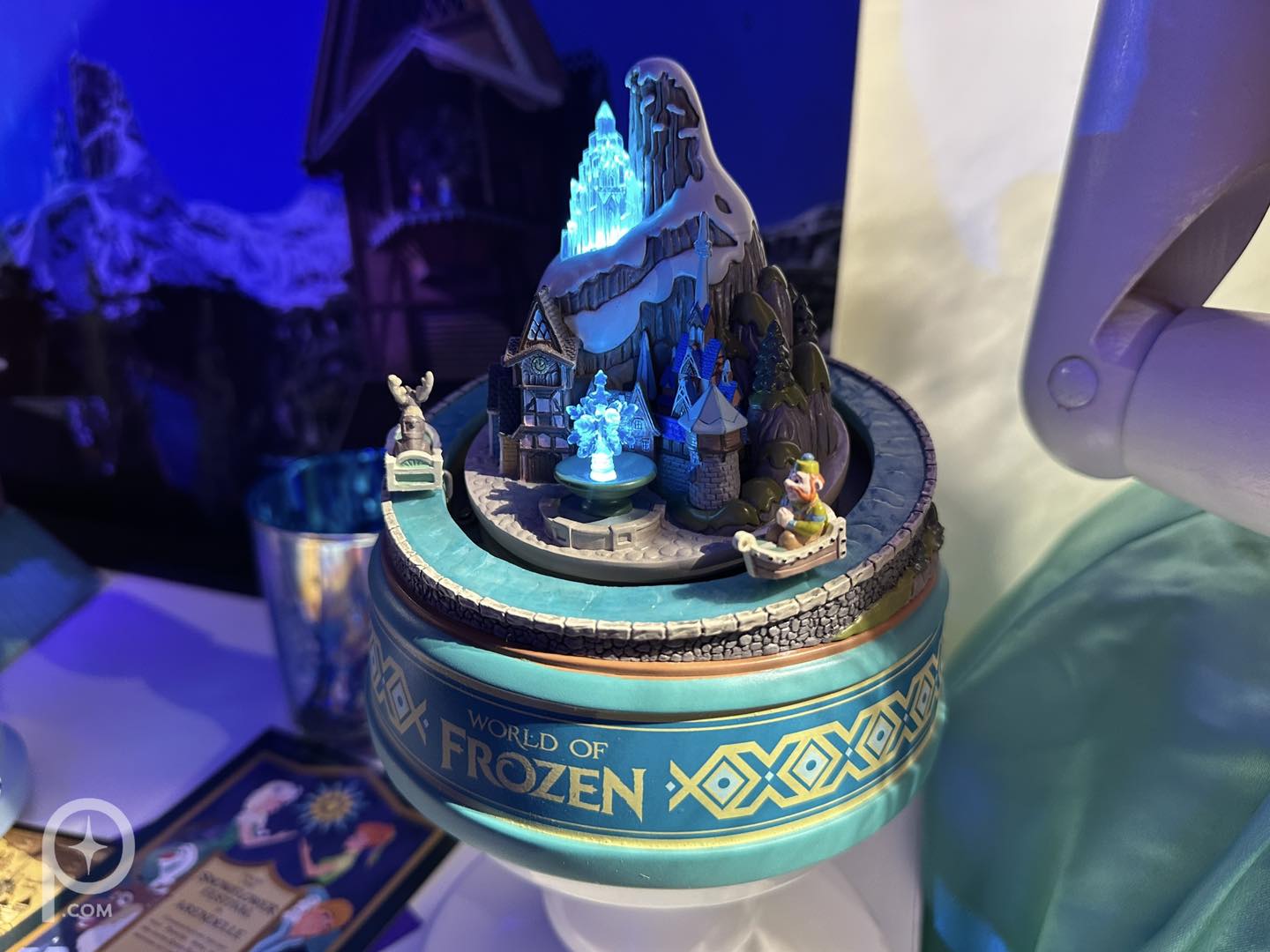 ワールドオブフローズン ミュージックボックス アレンデール Frozen Music box with Sven & Oaken that will be available when