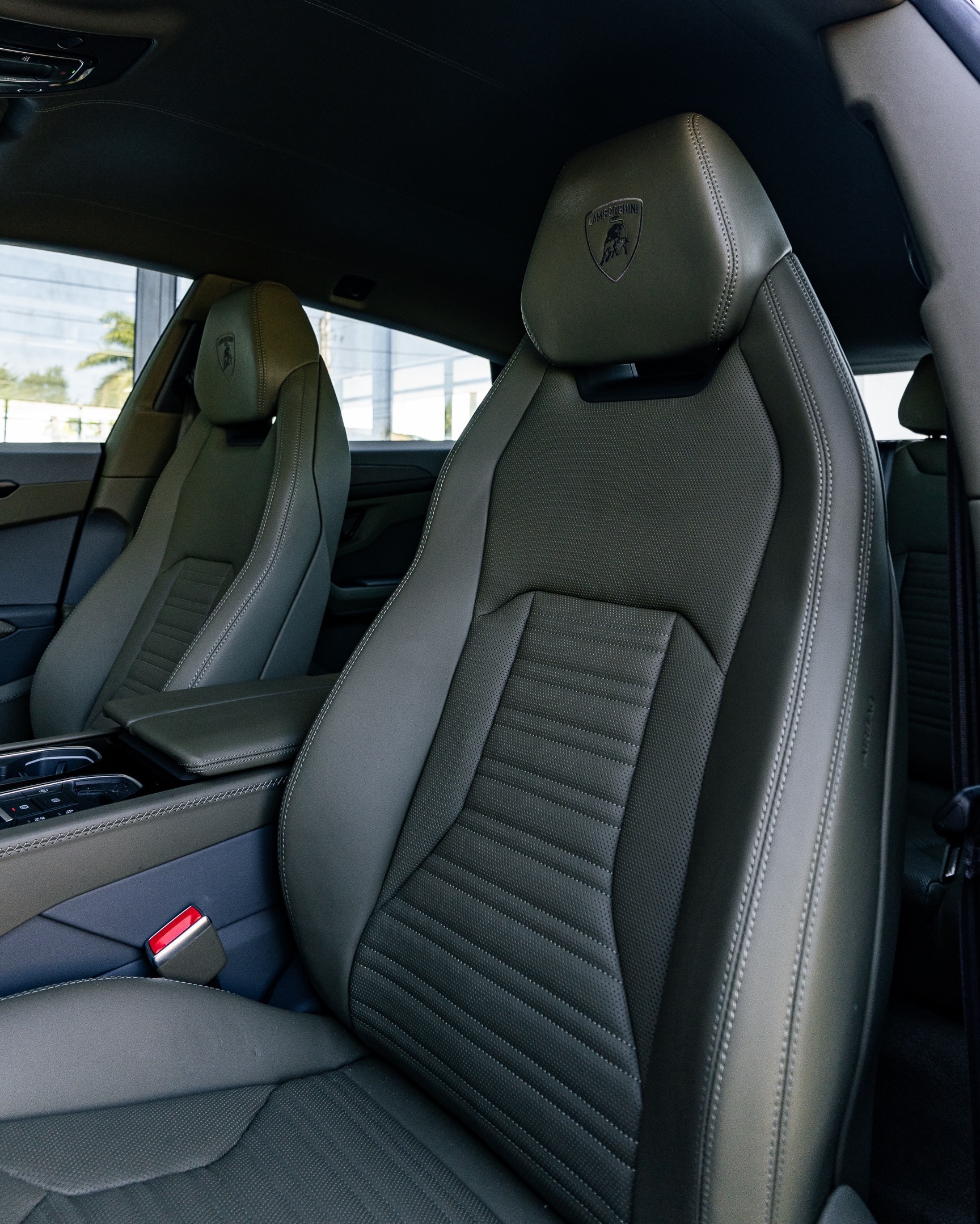 Refined finish. Aggressive presence. The Urus SE finished in