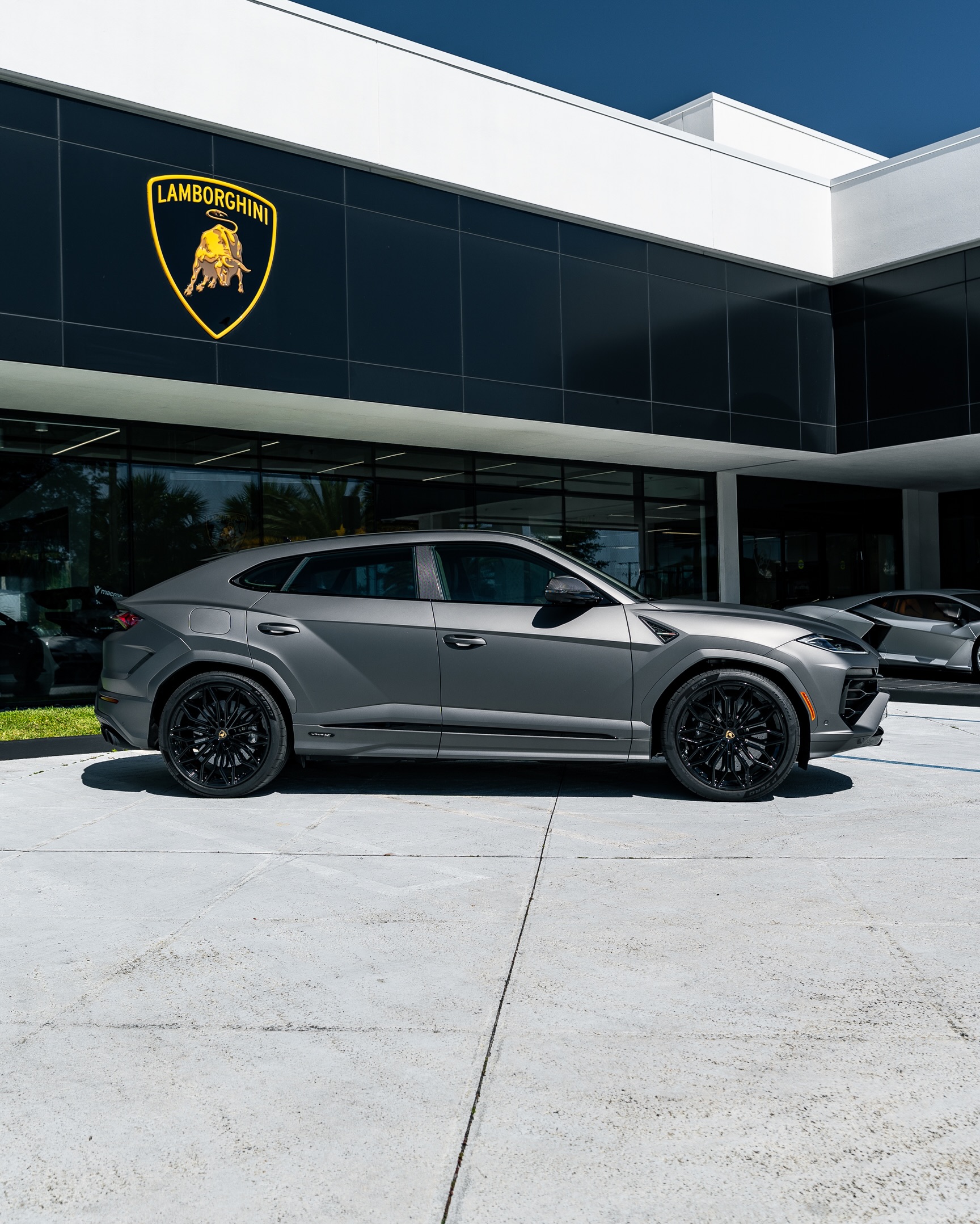 Refined finish. Aggressive presence. The Urus SE finished in