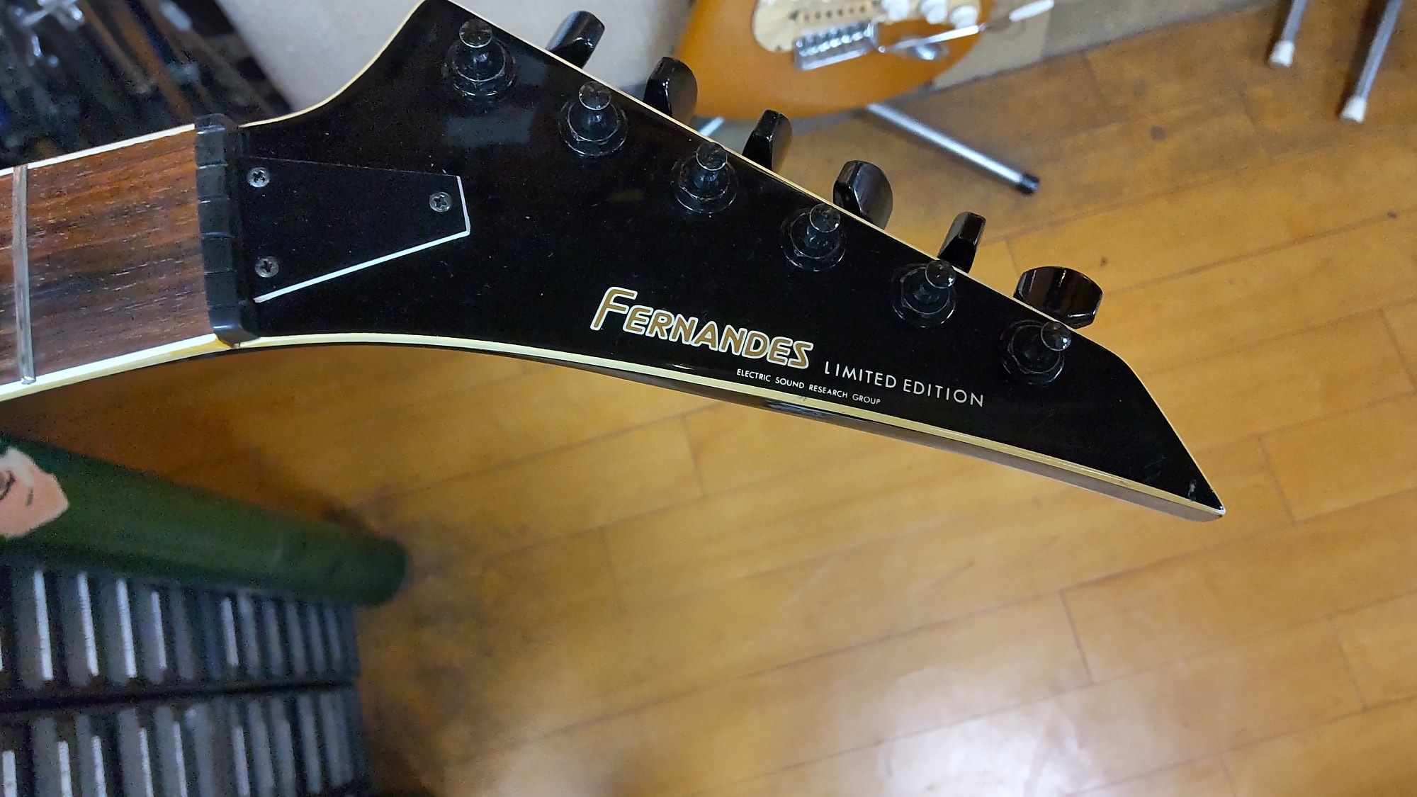 FERNANDES TEJ フェルナンデスTEJの、リアPUをEMG SAに交換します