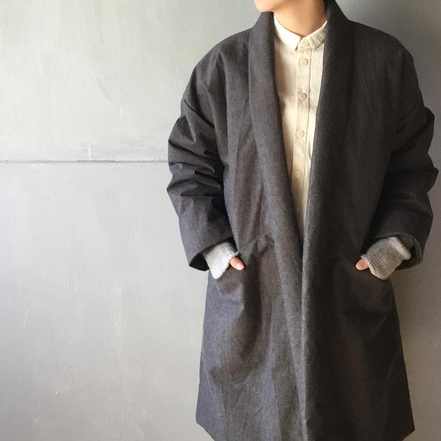 Corner Mittan 丹前コート 丹前をベースにした 和服のように直線裁ちで 仕上げられた中綿の コート 表地 裏地共に高密度の生地を使い 中の綿を包んでいるのでとても暖かい 懐かしいようで 着ると新しい 付属の腰紐を結ぶと