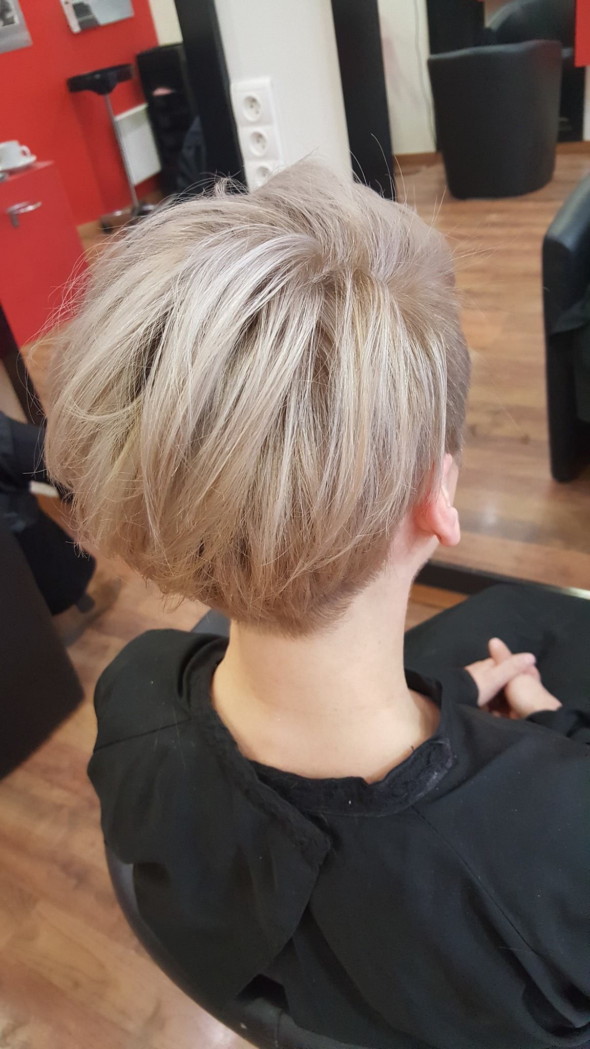 Coupe Courte Avec Mèche Blonde