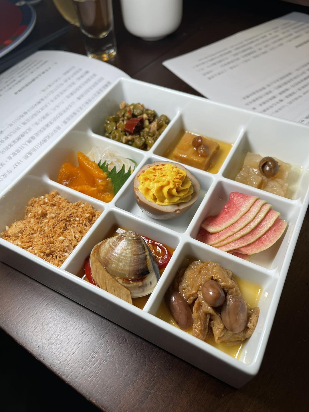 王瑞瑤的超級美食家 - 在中國首富王建林上海萬達瑞華酒信的頂樓酒吧，看到這一台。 ＃跟著王瑞瑤吃喝玩樂在上海 ＃吃美食也要長知識 ＃2017 ...