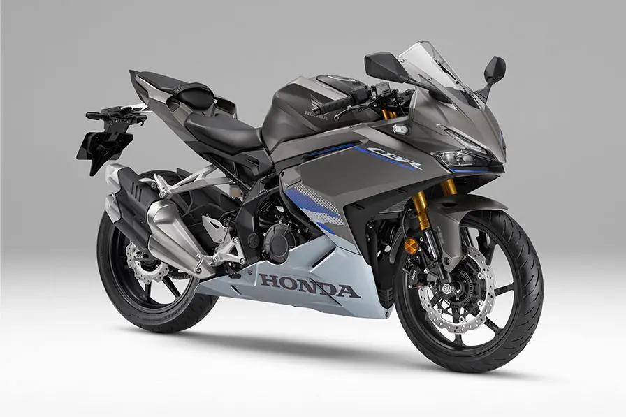CBR250RRが車体色を一新。マットビュレットシルバー、パールグレア