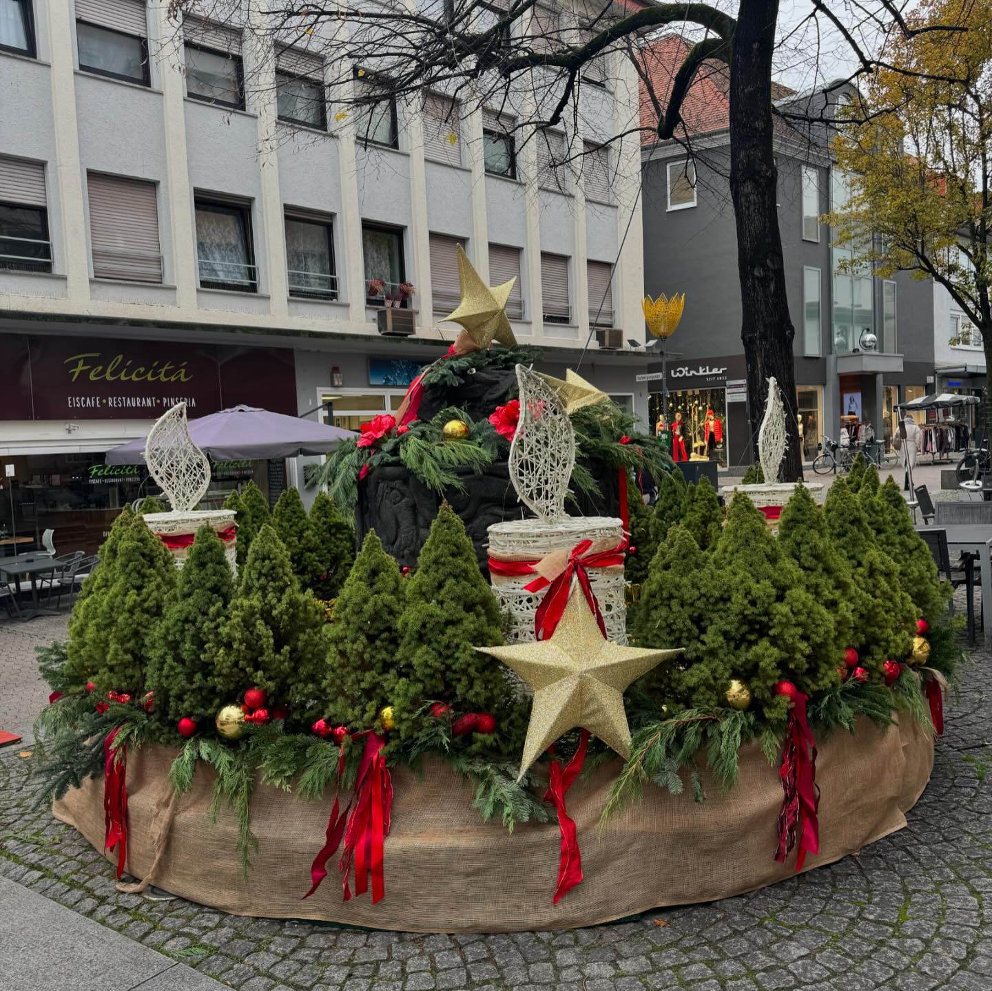Da ist er wieder - der XXL Adventskranz am Nibelungenbrunnen! @der_lindenhof_blumen hat wieder tolle Arbeit geleistet 🫶🏼 Die Bäumchen kommen Euch bestimmt bekannt vor