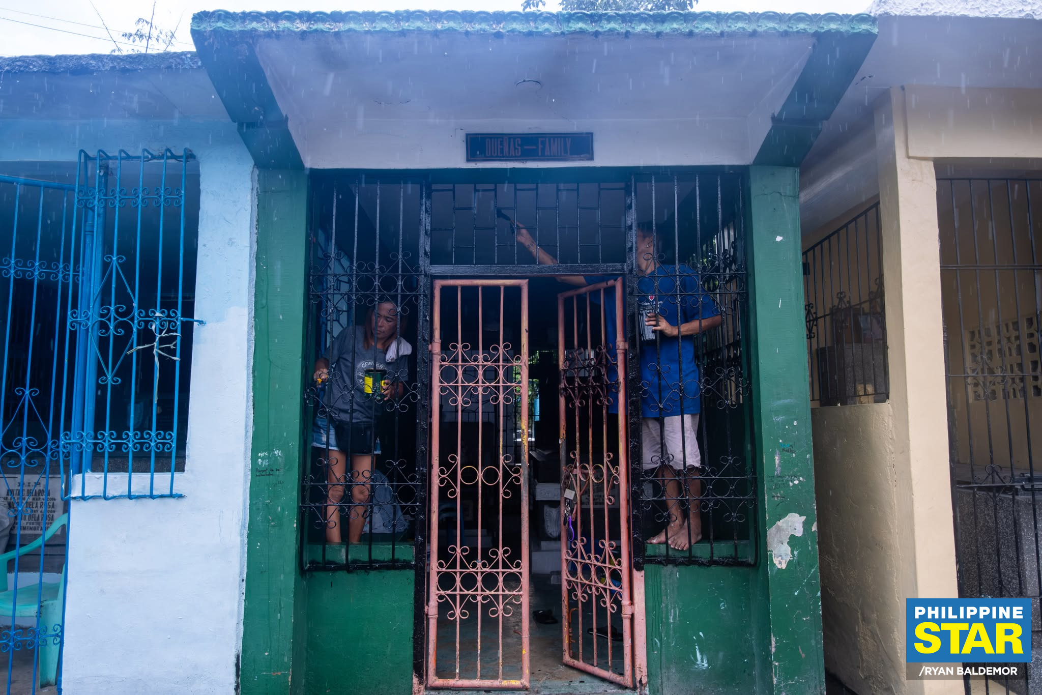 Philippine - Individuals clean the tombs of their departed loved ones ...
