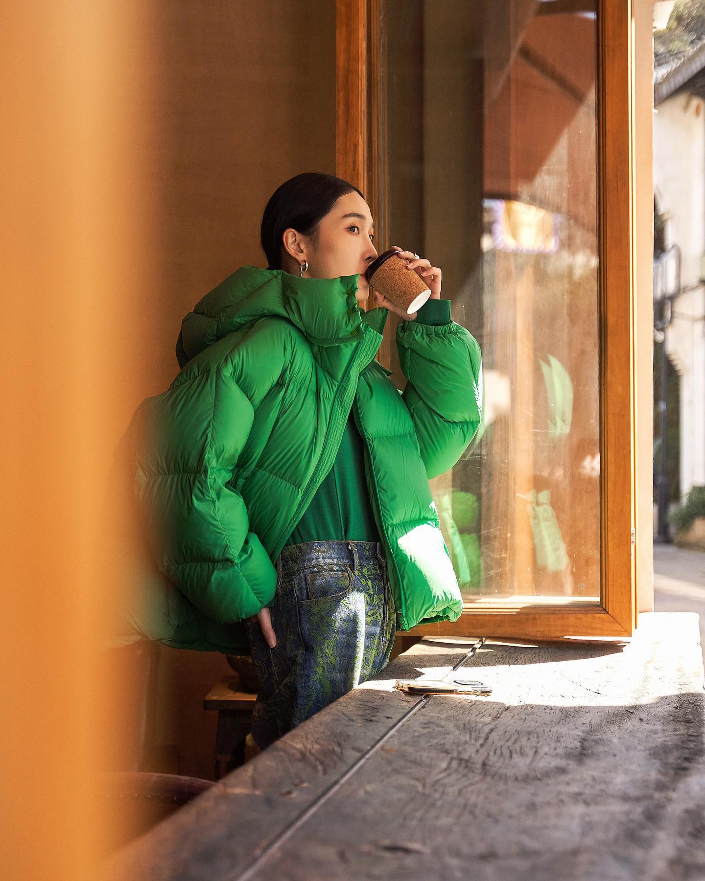 Hooded down jacket give you more convenience in the snowy season 