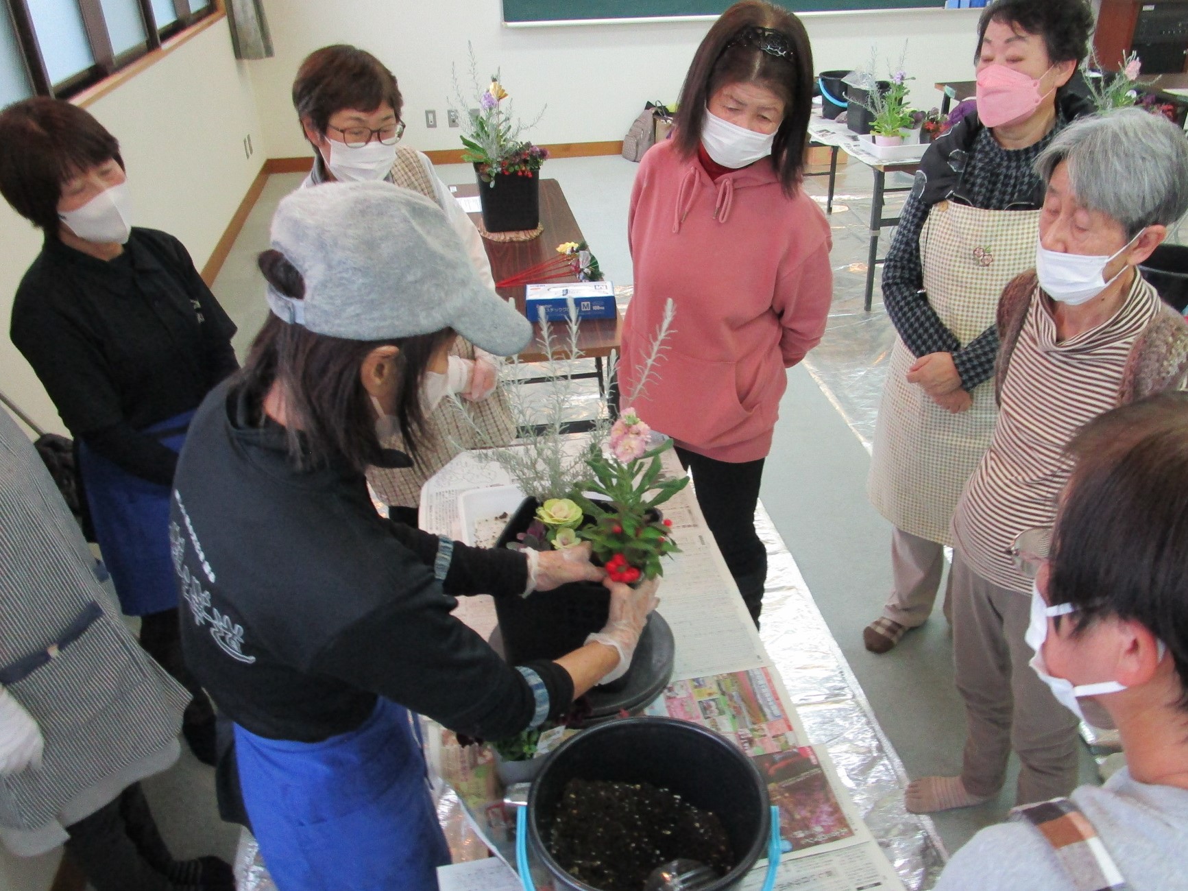 美濃市広報ページ - 2025年12月25日 花の寄せ植え教室が行われました