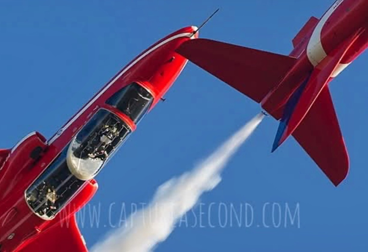 Capture - Close formation, inverted, with an unfinished tail... # ...