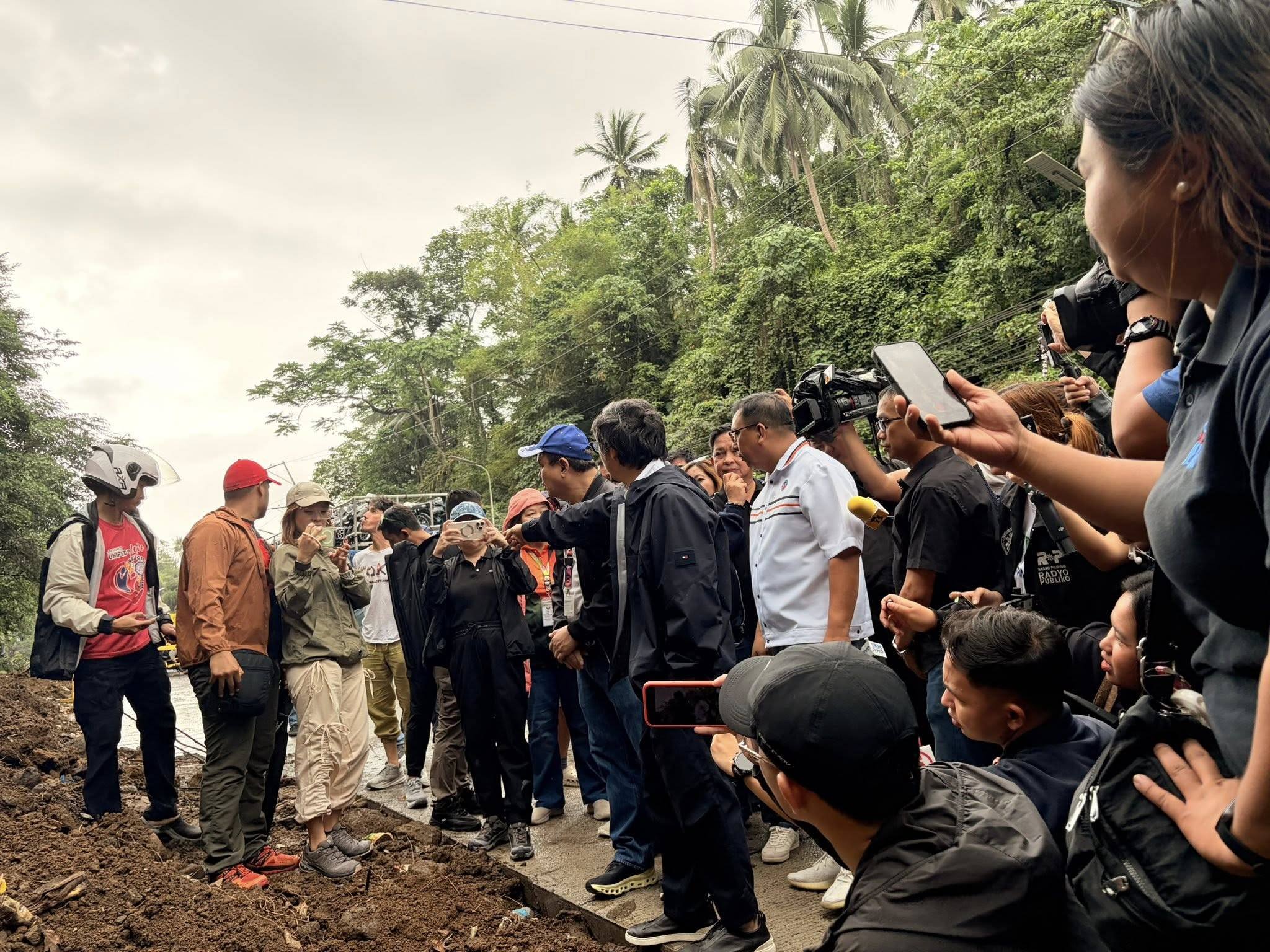 Daily - DPWH INSPECTS GUINOBATAN ROAD LOOK: Public Works Secretary # ...