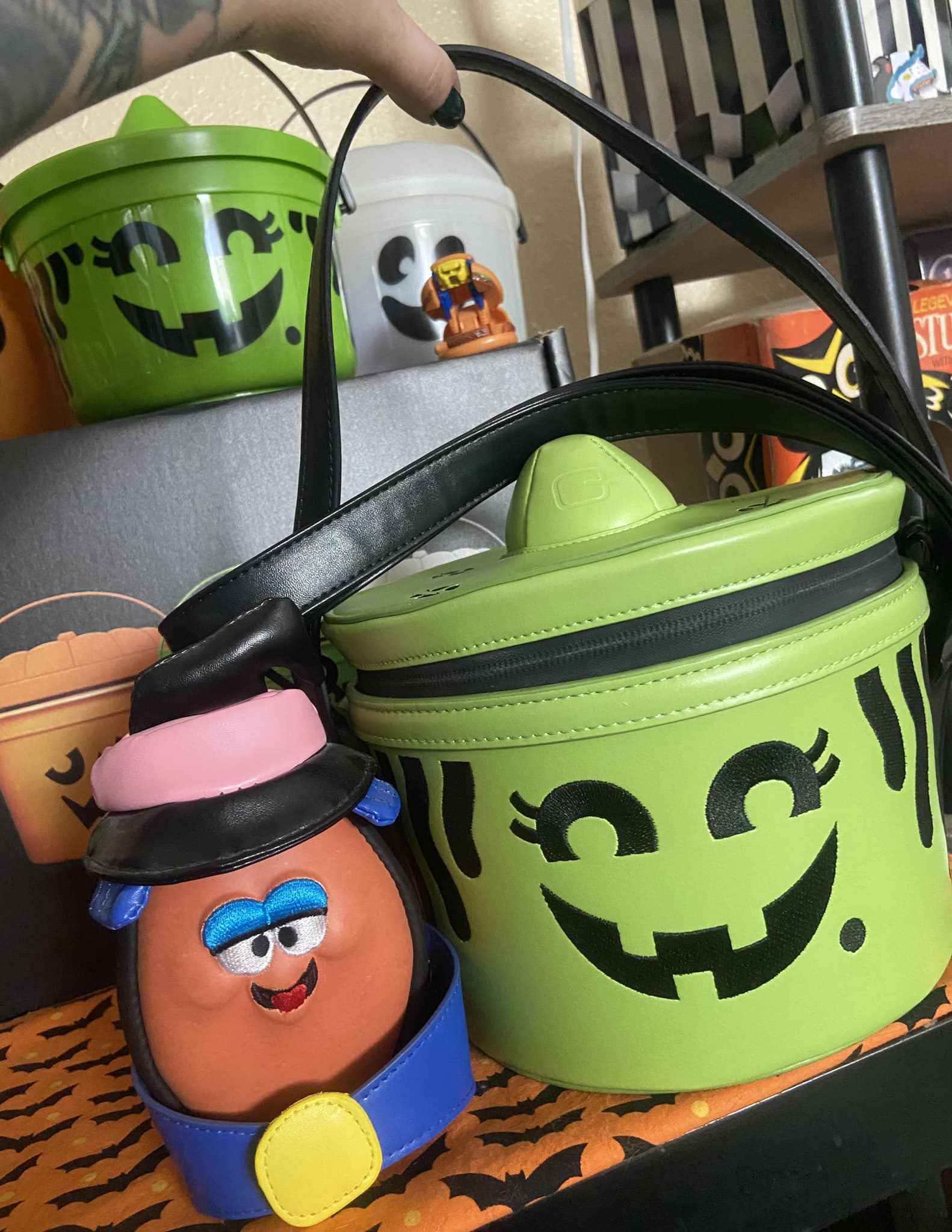 Remember when Loungefly made Boo Bucket bags? This, and the Witch  display picture 1