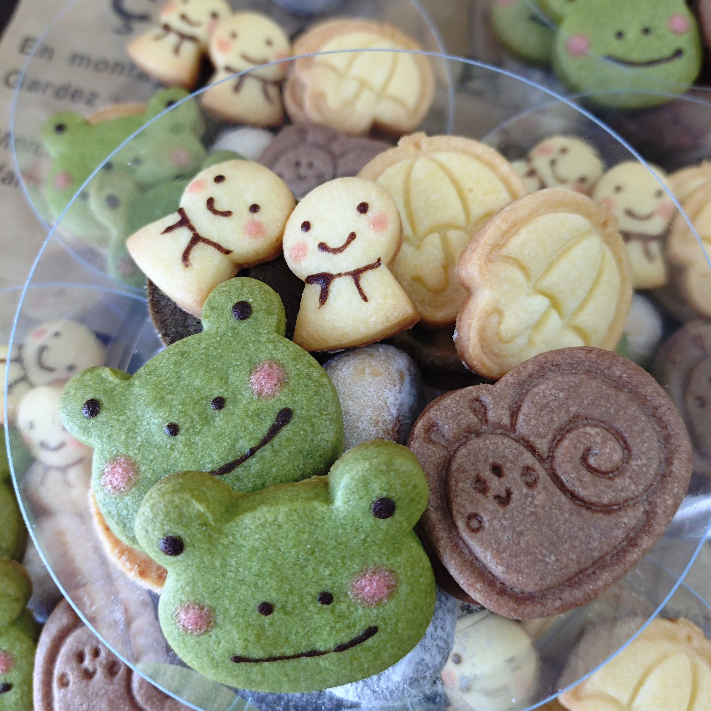 おはようございます☁ 今日も雨予報☔ 売り切れ中でした クッキーBOX 