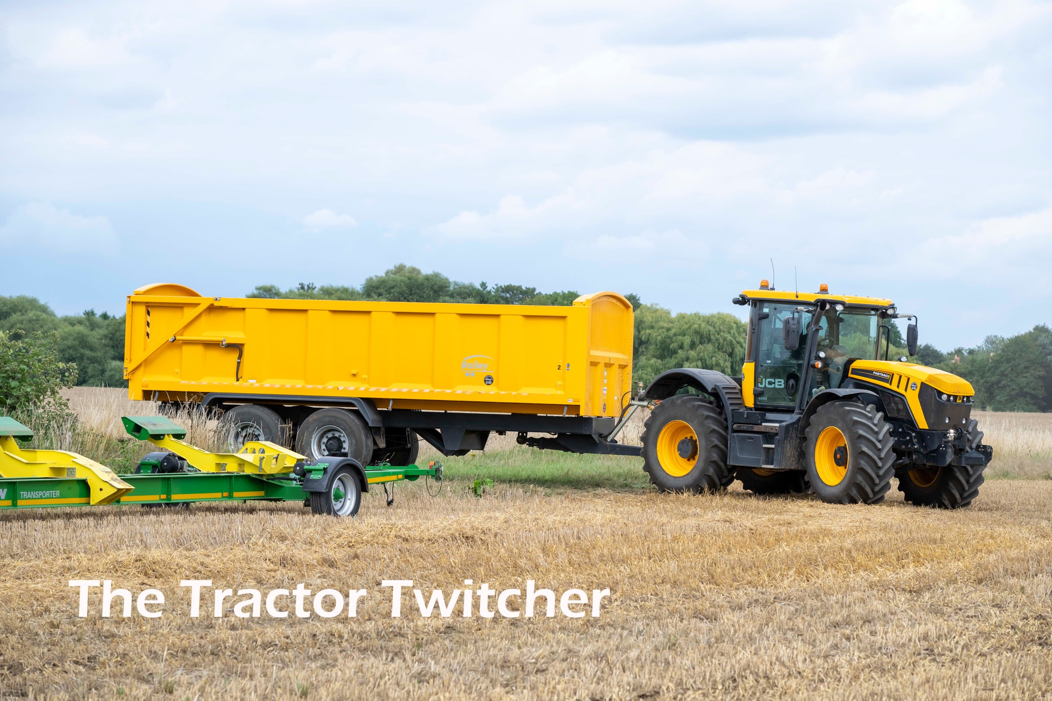 The Tractor - JCB Fastrac 4220 and matching Bailey trailer on harvest ...