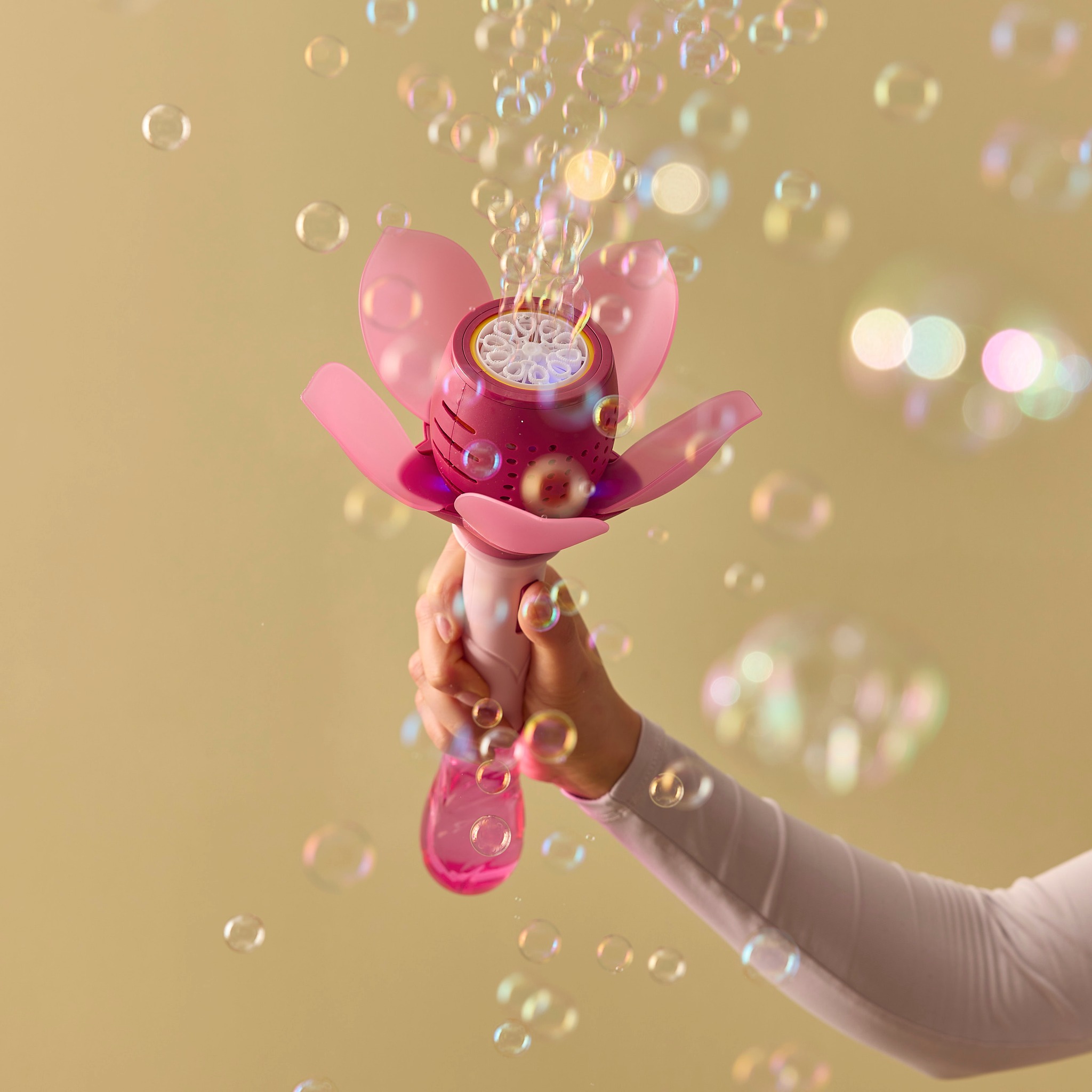Ein Knopfdruck und schon tanzen schimmernde Seifenblasen durch die Luft – fast wie ein kleiner Sommermoment zum Mitnehmen 🫧 https://brnw.ch/spielzeug