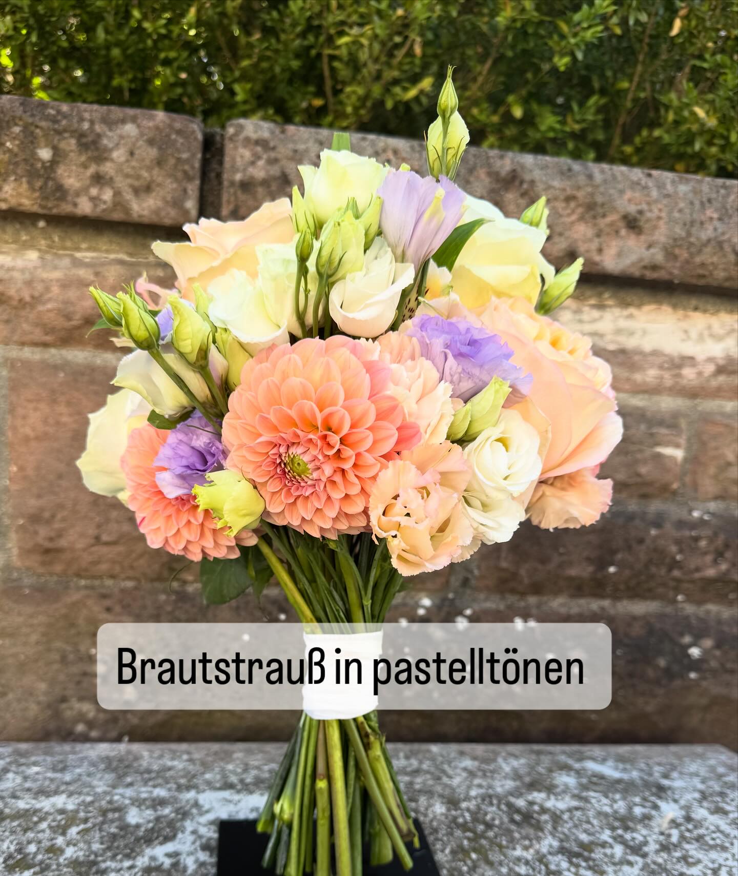 Ein wunderschöner und schlichter Brautstrauß in pastelltönen. Pastellfarben wie Rosa, Flieder, Creme und zartes Gelb lassen sich wunderbar miteinander kombinieren und schaffen eine Harmonie . Hier verwendete Blumenauswahl aus Ecuadorrosen, Lisianthus