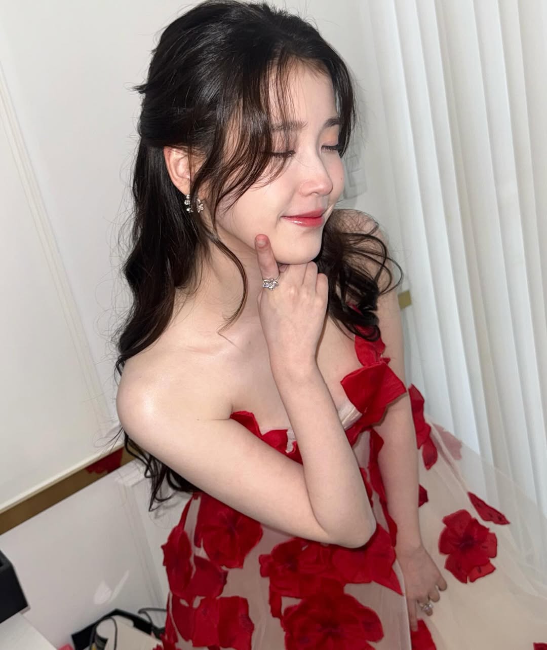 korean actress dress style STUNNING AS ALWAYS ❤️‍🔥 LOOK: South and singer IU wears a gown designed by Filipino fashion designer Monique Lhuillier during the 2025 APAN Star Awards korean actress outfits