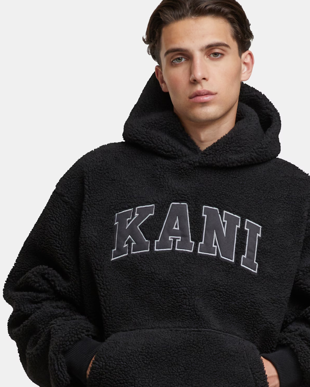 😎 STAY SOFT. STAY STREET. 😎 Hoody von Kani! https://www.def-shop .com/p/karl-kani-serif-teddy-hoodie-136647