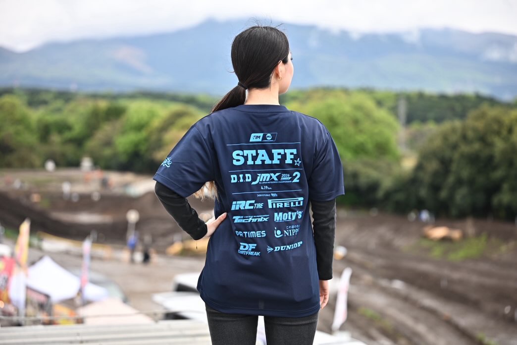 第2戦のスタッフTシャツ👕 ポップなバイクのイラストが可愛いです