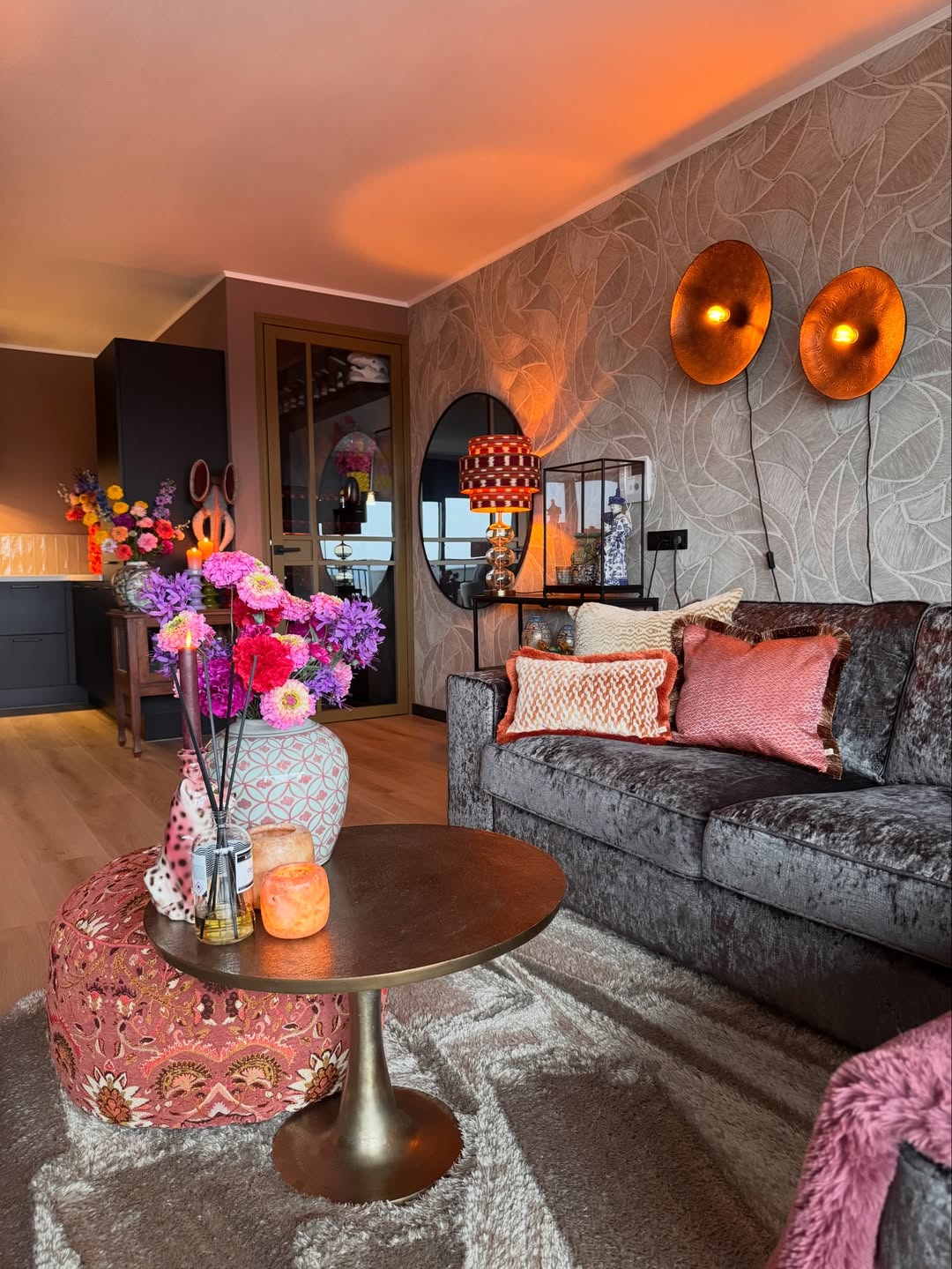 RTL - Warm, sfeervol en vol karakter Deze woonkamer van @huizenoir is ...