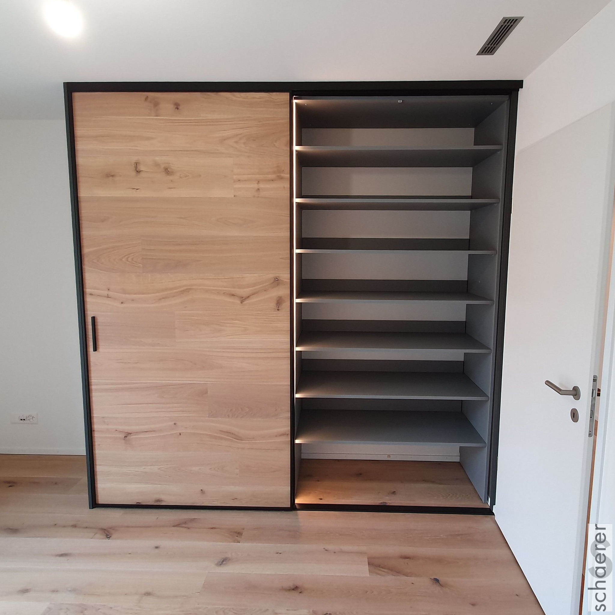 Massgefertigter Schrank mit Schiebetüren aus Parkett Offenes Design ohne Boden und Rückwand, perfekt für eine nahtlose Integration in den Raum. Minimalistisch, modern und absolut einzigartig. #Interi
