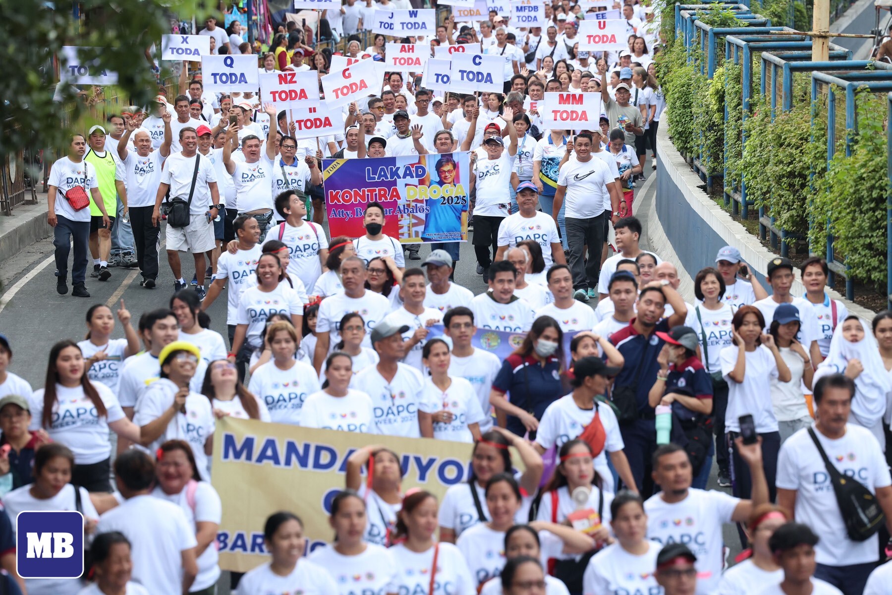 MANILA - Youth and residents from various barangays in Mandaluyong City ...
