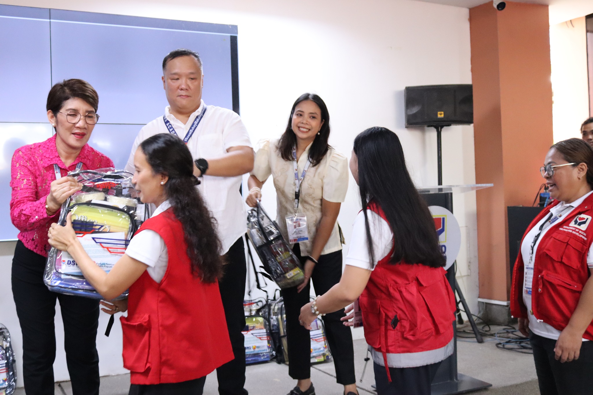 PTV - TINGNAN: Namahagi ang DSWD Field Office-Central Visayas ng Family ...
