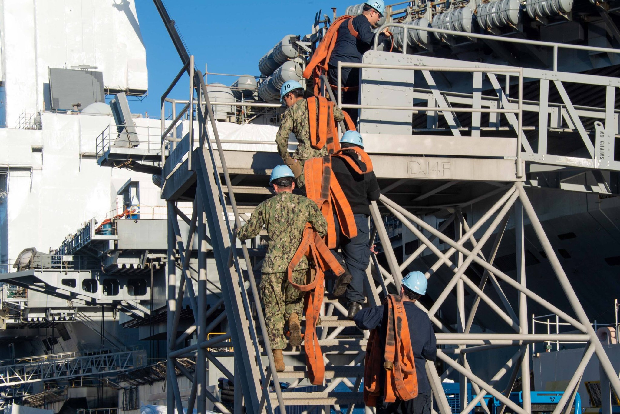 USS - 140513-N-DI878-369 PACIFIC OCEAN (MAY 13, 2014) Seaman Cody ...