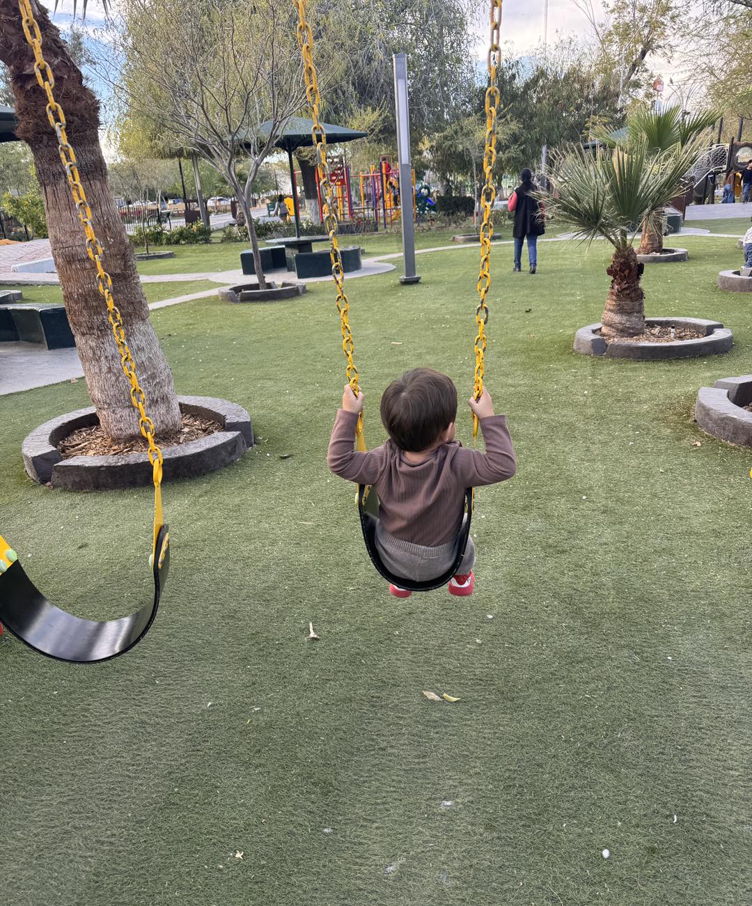 Muchas veces creemos que ir al parque es solo para que “se canse”… pero ...