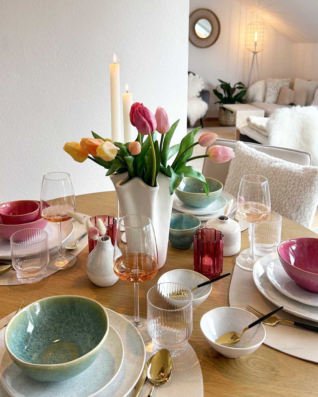 Bunte Akzente, Kunsttulpen und stilvolle Hingucker sorgen für Frühlingsgefühle mitten im Winter. Wie dekoriert ihr eure Tische in der kalten Jahreszeit? 🌷 . . . #depot #depot_online #tischdeko #frühlingsdeko #tulpen #tulpenliebe