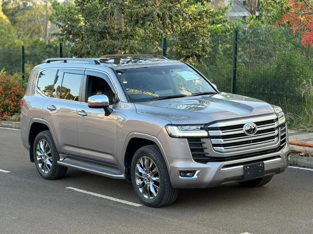 🔥Toyota Landcruiser ZX Color: Grey Year: 2023 Engine: 3.5L Petrol