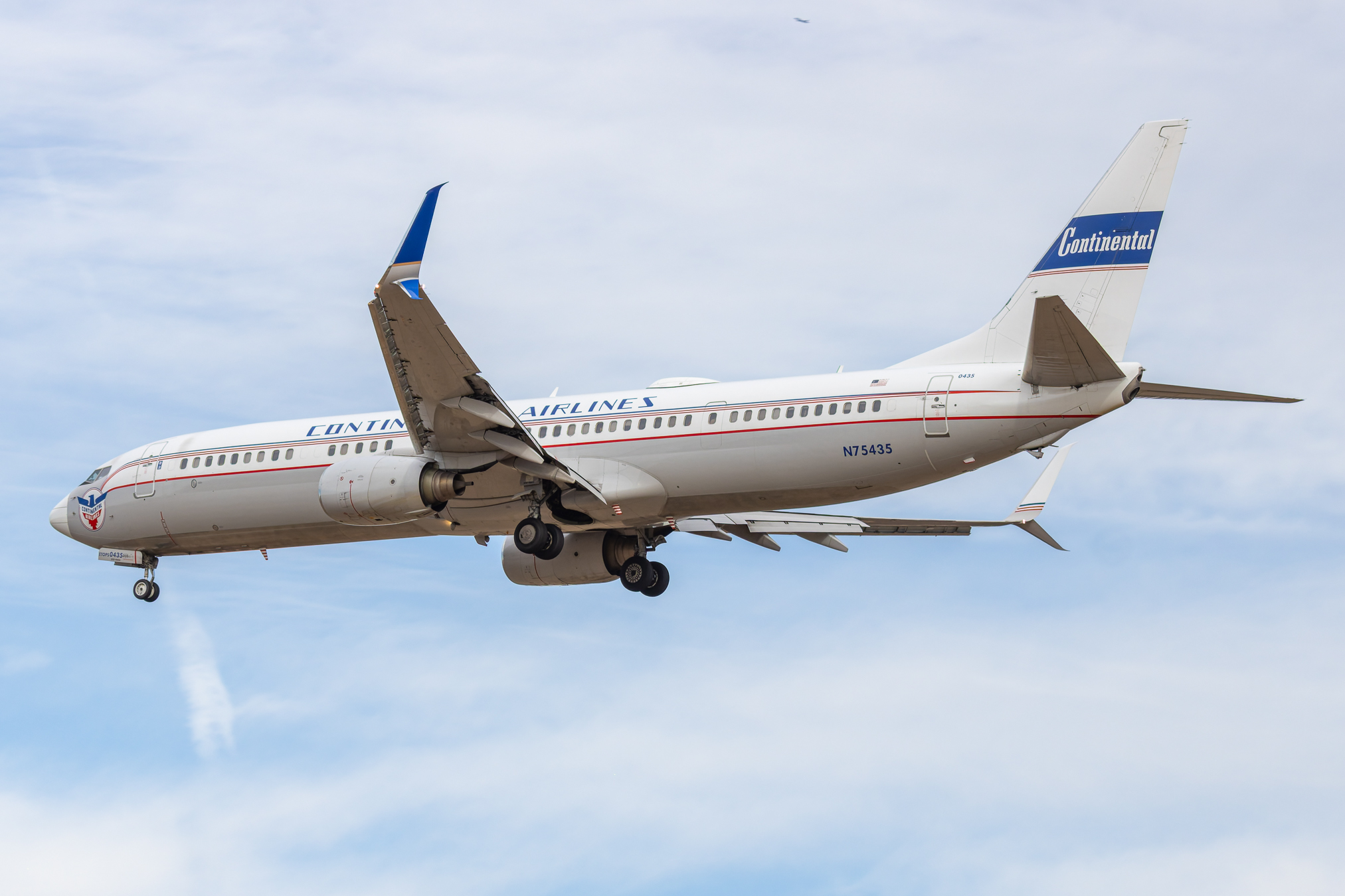 United Airlines 737-900 N68453 gliding in. Picture by Yours Truly.