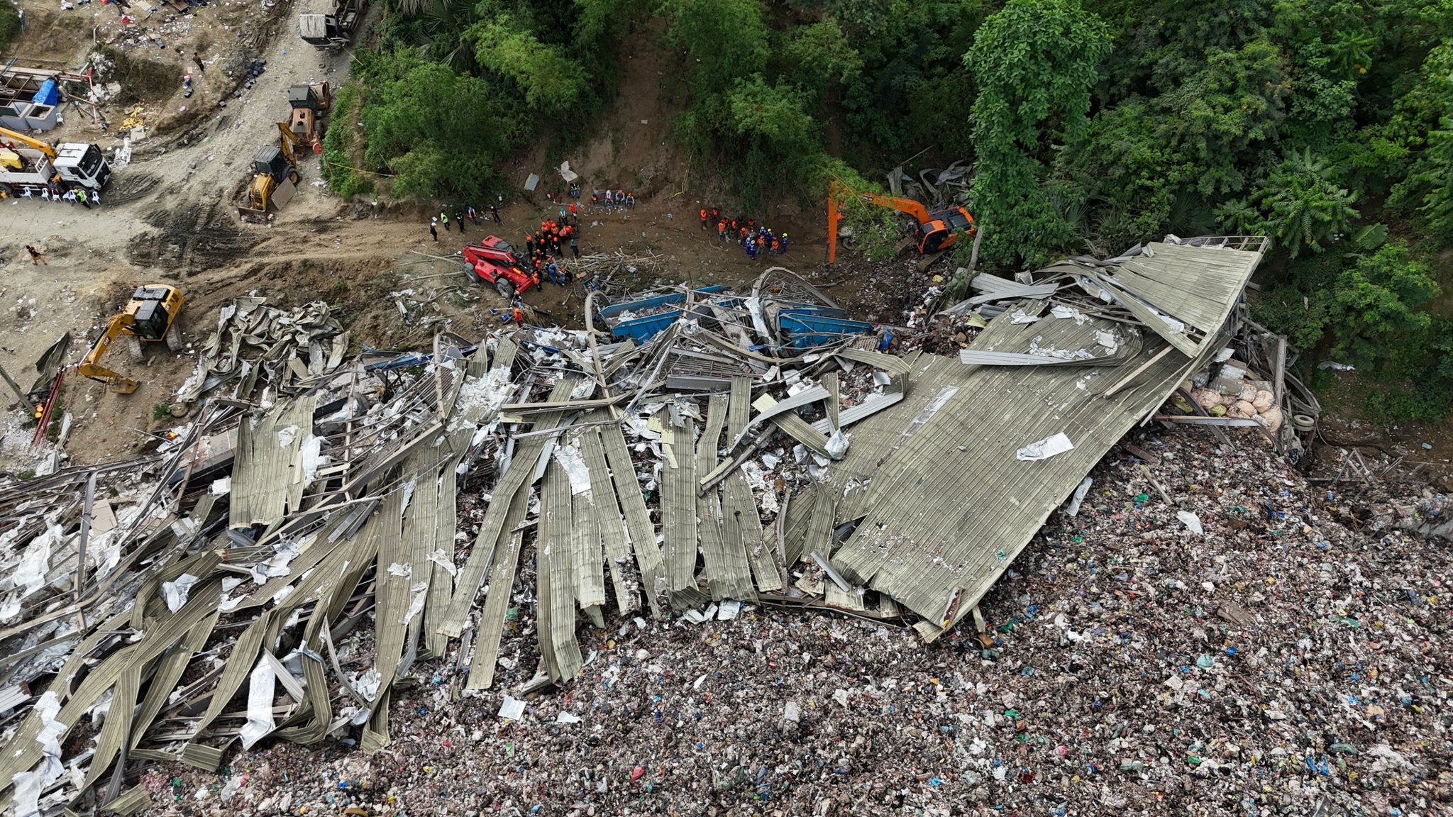 WTVY - Rescuers detected signs of life in an avalanche of garbage that ...