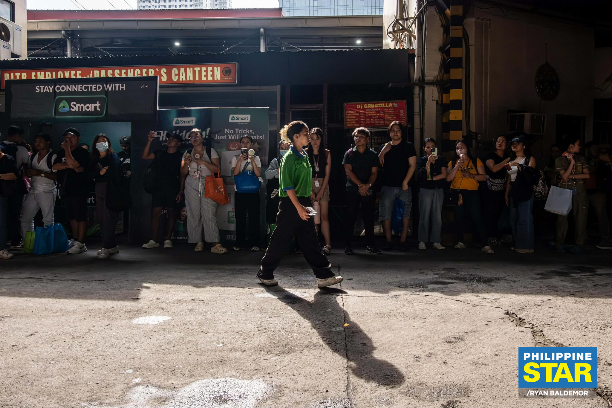 Philippine - Passengers flock to a bus terminal in Pasay City on ...