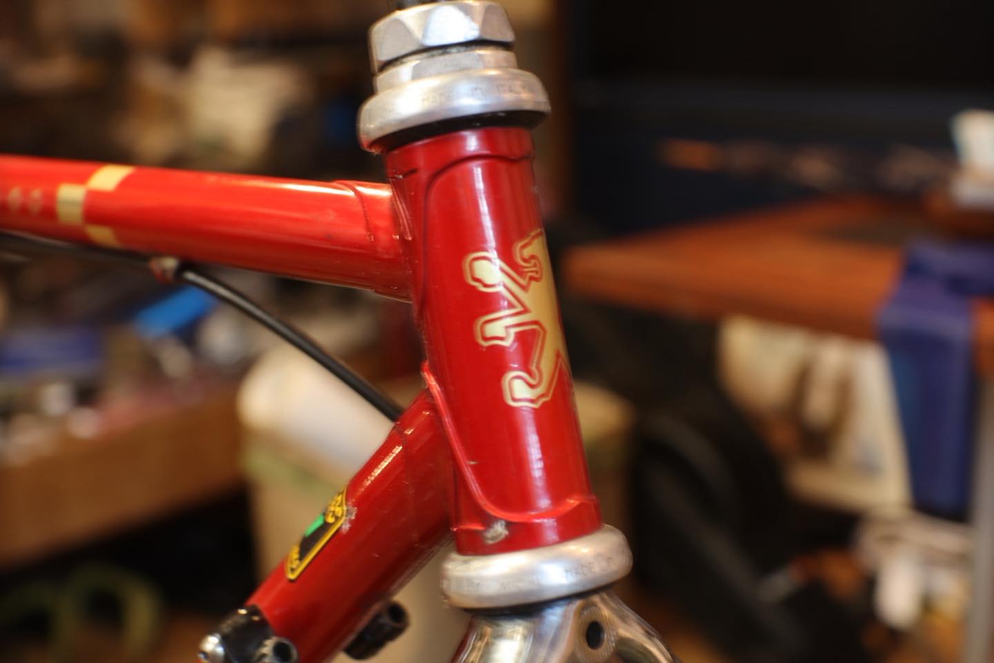 赤 ビンテージロードバイク trekはロードバイクのボディカラーに赤を 