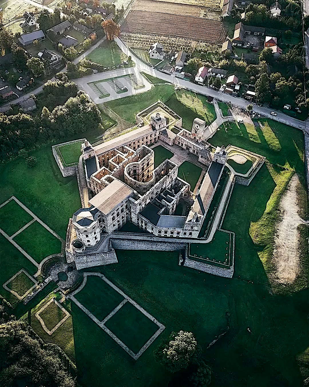 Crop - 🏰 The interesting geometry of the impressive Krzyżtopór Castle ...