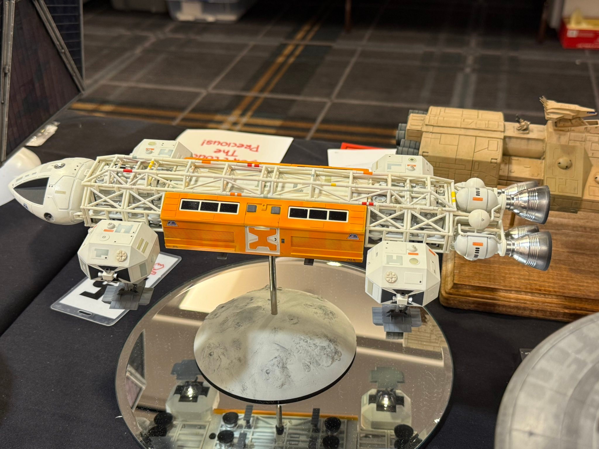 Eaglemoss Space 1999 – Eagle One Transporter – Modèle 25 Cm – Alliage Moulé – Peint à La Main – Base De Présentation – Vaisseau De Collection