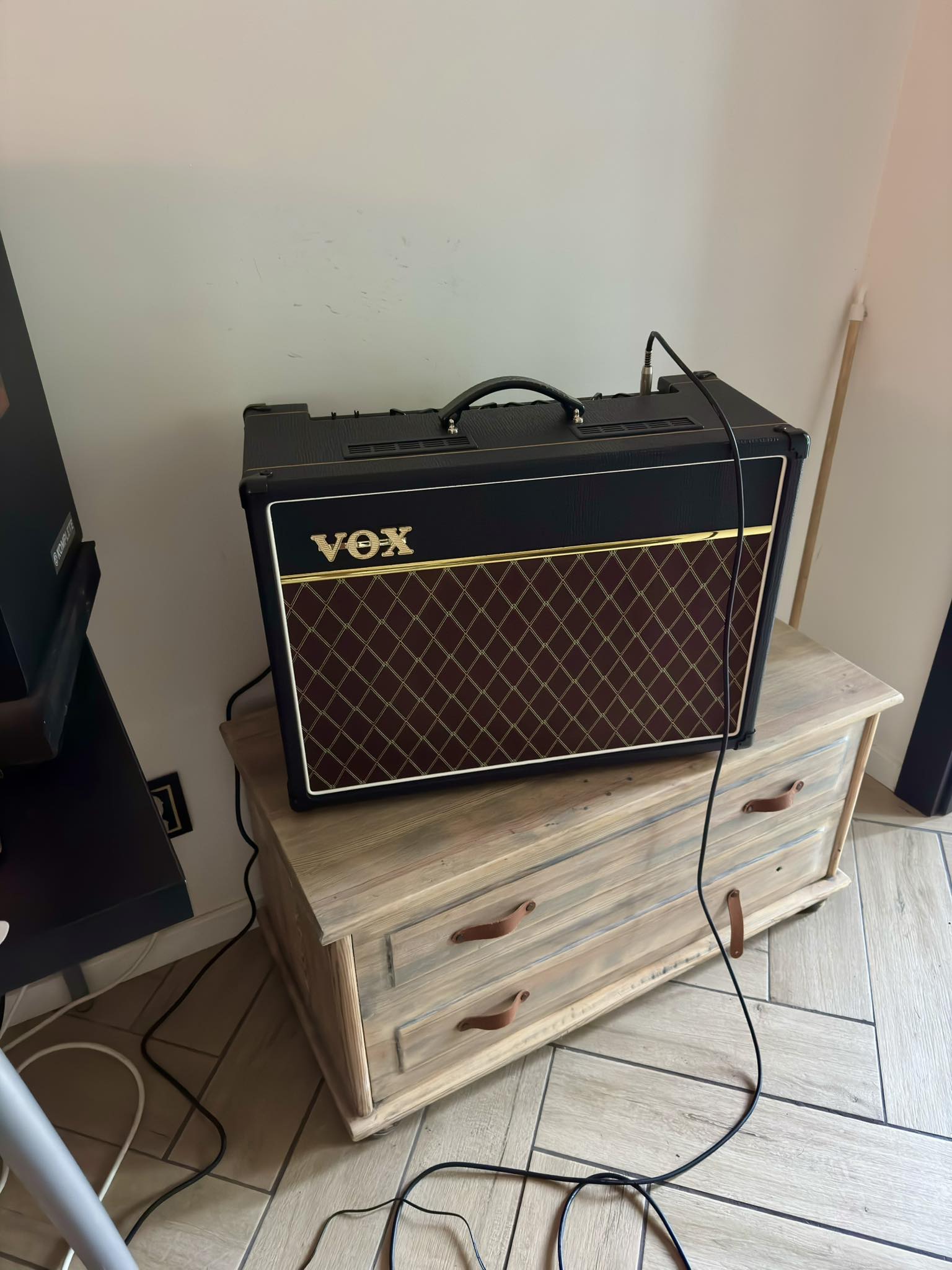 Vox AGA 70 Acoustic Guitar Amplifier with Mic Input