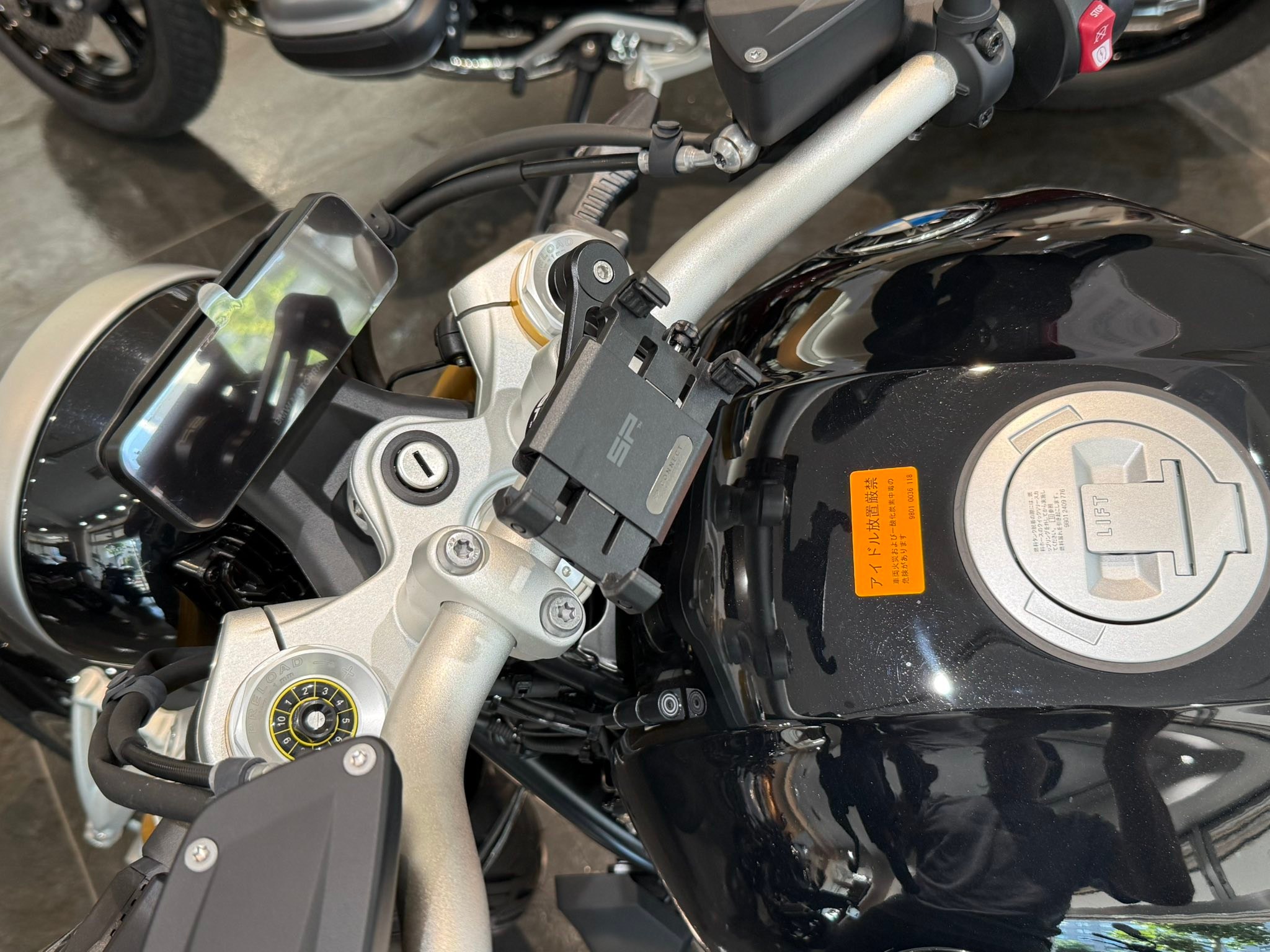 新型R12、 新型R12nineT、 標準装備されている、 スマートフォン
