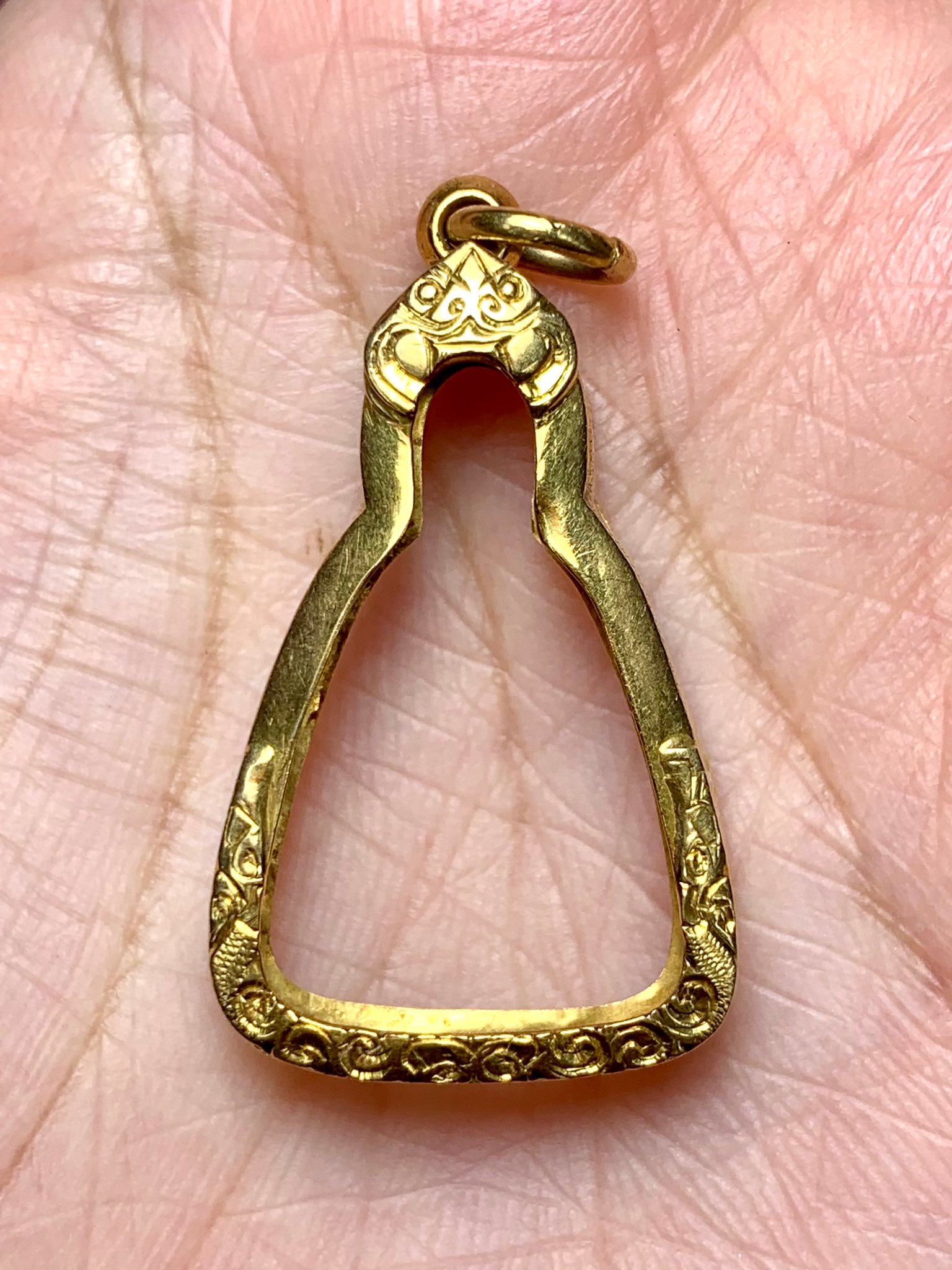 กรอบทองเหรียญจอบ... - ร้านตลับทองฐิติ - Gold Casing for Amulet | Facebook