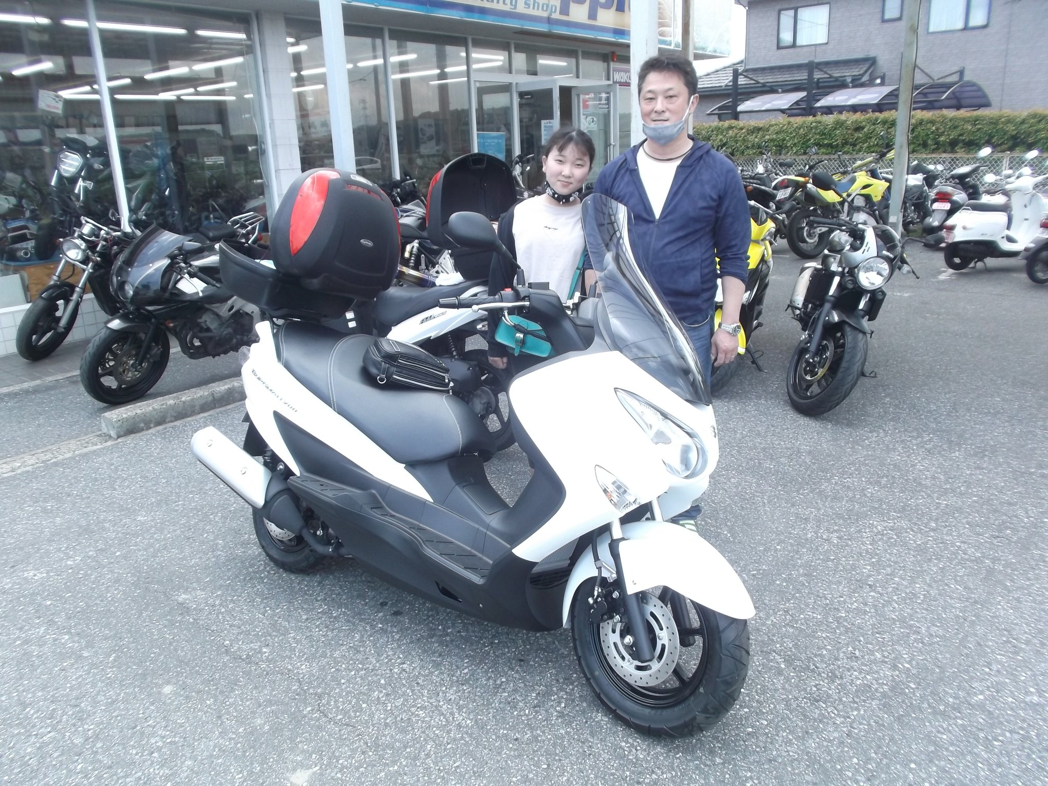 14 03 29 さて ゼファーですが 冬場に車庫がどうもガソリン臭い おかしいと思ったので調べてみると ゼファーからガソリンが ノd これではキケン と いう事で至急修理に バイク屋の社長に 取りに来てもらいます バラしてみ