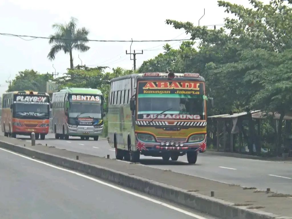Bus - Tiga rival abadi di jalur Kuningan pada zaman dulu, ketika ...
