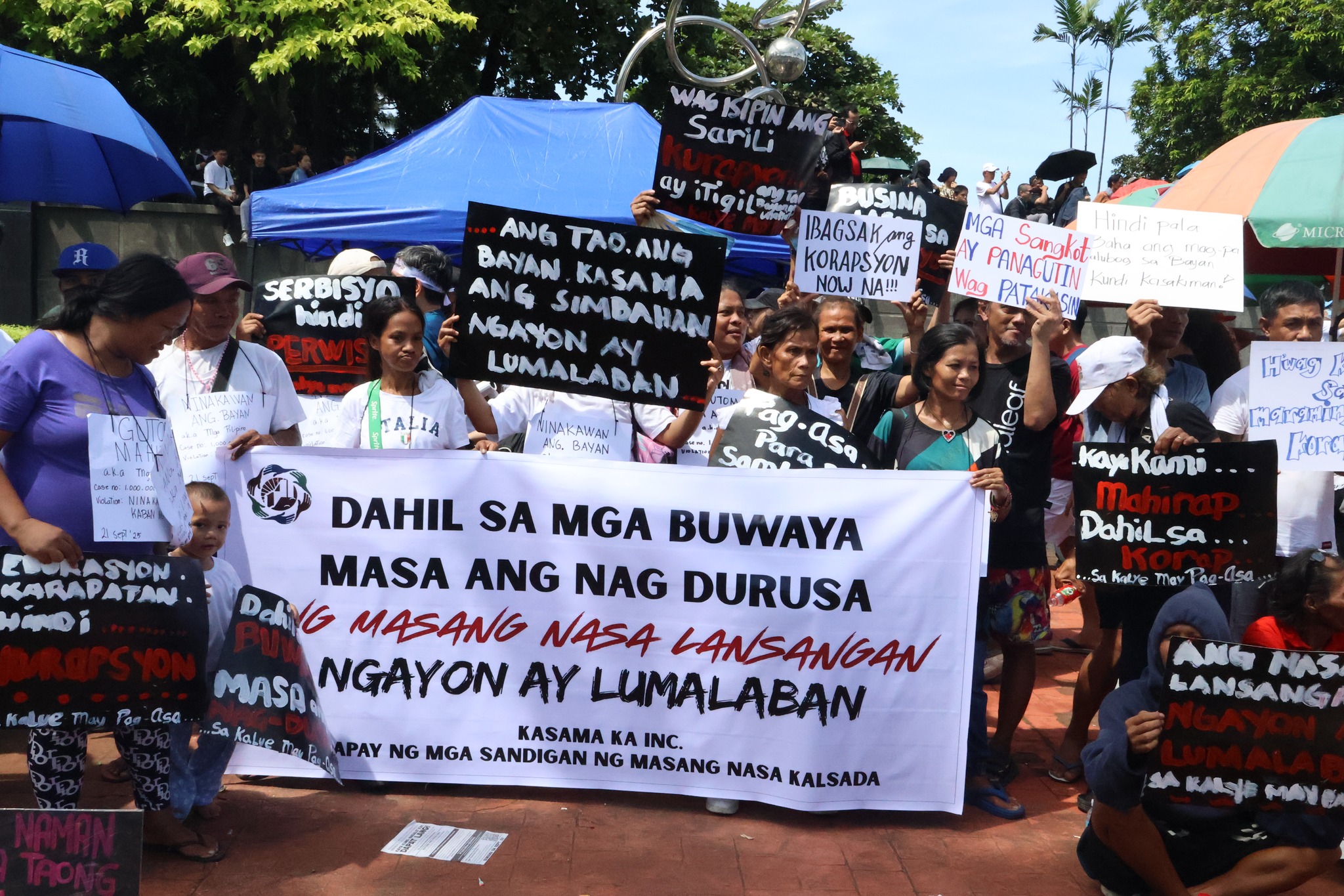 Rappler - Despite the afternoon rainfall, protestors march to EDSA on ...